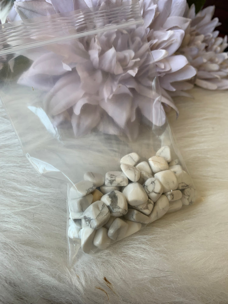 Howlite chips